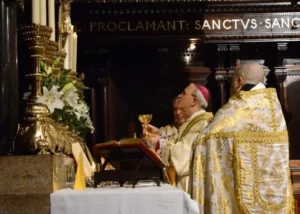 2015_Bishop_Athanasius_Schneider_TFP_Pontifical_High_Mass_Elevation