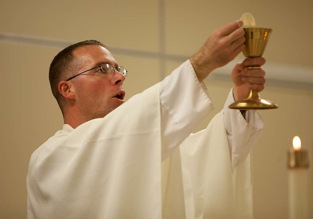 us-navy-lt-ben-garrett-a-staff-chaplain-with-i-2197ca-1024