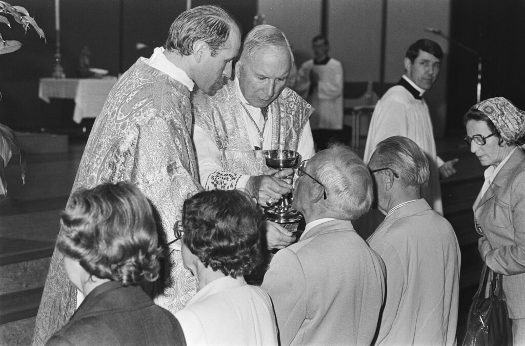 Veldhoven,_Archbishop_Lefebvre_giving_Communion_with_Franz_Schmidberger
