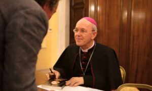 Bishop_Athanasius_Schneider_-_Christus_Vincit_Rome_launch-810×500-1-r78xz0qf06dkpu7gae4ralvjjn24cg4p4qm268kzi0