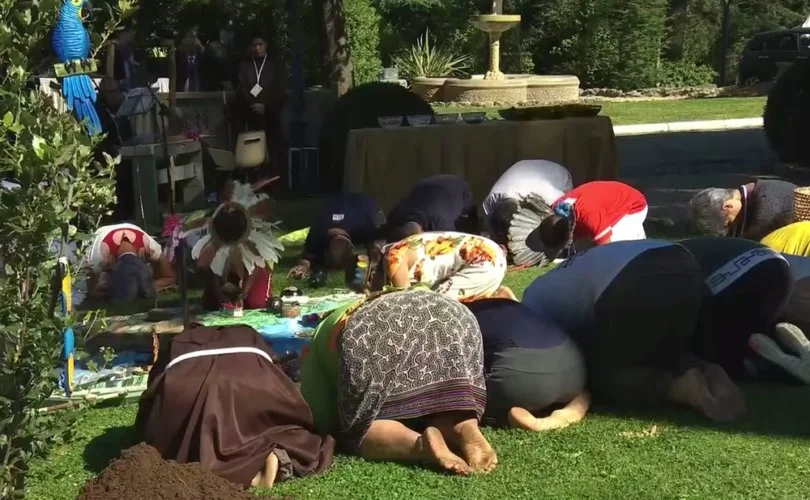 People_bow_to_Pachamama_during_pagan_rite_in_Vatican_Gardens_prior_to_opening_of_Amazon_Synod__Oct._4__2019.-810×500