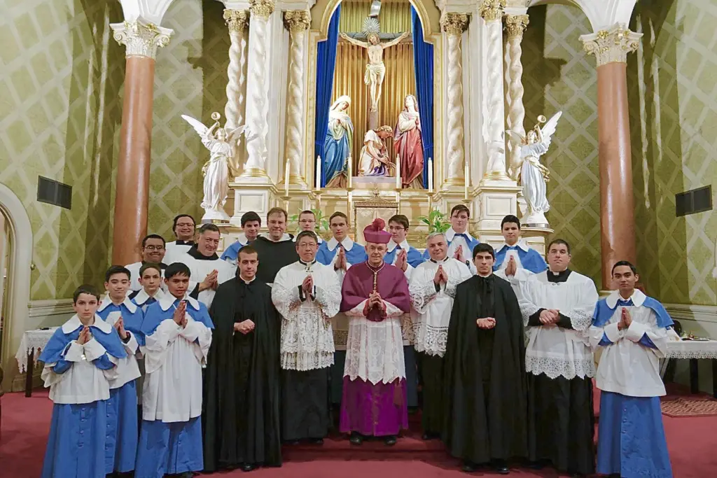 altar-boys-and-priests