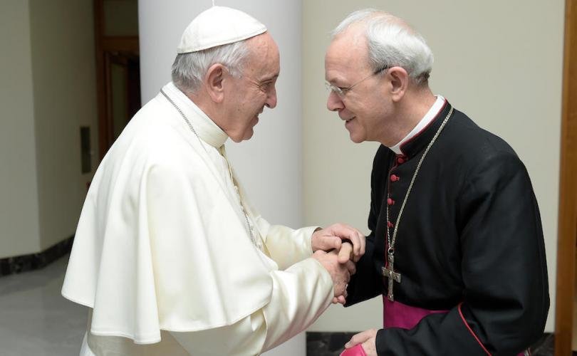 Pope_Francis_meets_Bishop_Athanasius_Schneider_810_500_75_s_c1-810×500