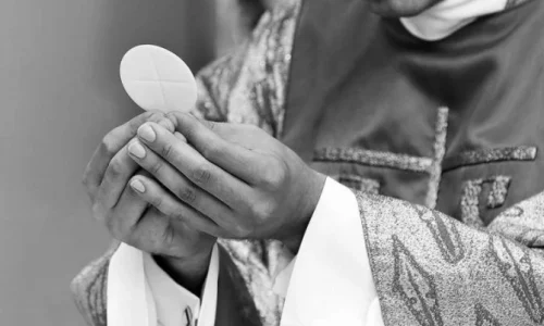 Eucharist_Credit_wideonet_Shutterstock_CNA