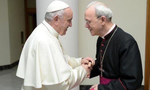 Pope_Francis_meets_Bishop_Athanasius_Schneider_810_500_75_s_c1-810×500