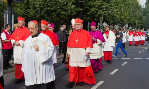 Prozession Beisetzung Kardinal Meisner