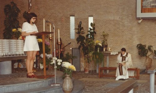 Vrouwelijke_misdienaar,_acoliet_en_lector_1973