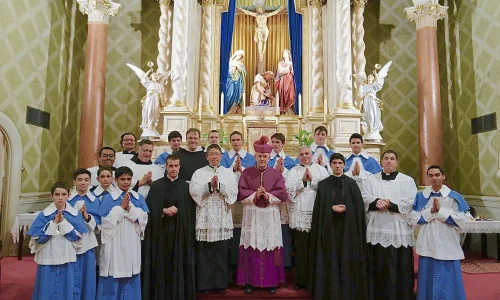 altar-boys-and-priests