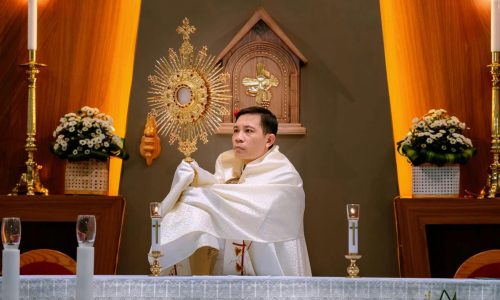 free-photo-of-priest-holding-monstrance-during-catholic-ceremony
