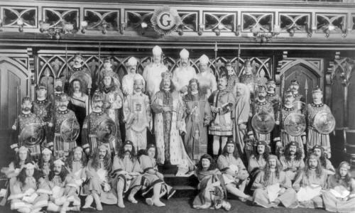 group-dress-Freemasons-1902