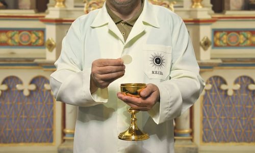 minister-eucharist-catholicism-church-communion-faith