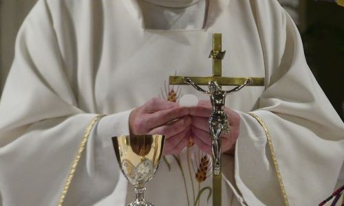 priest-mass-catholic-sacrament-communion
