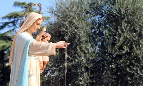 statue-madonna-child-jesus-statue-madonna-child-jesus-typical-christian-tradition-131213181